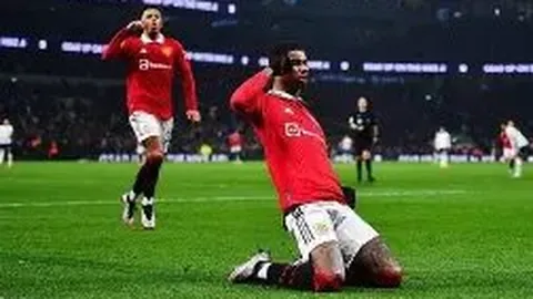 穆里尼奥不慎遭曼联新星撞击，步履蹒跚显疲惫